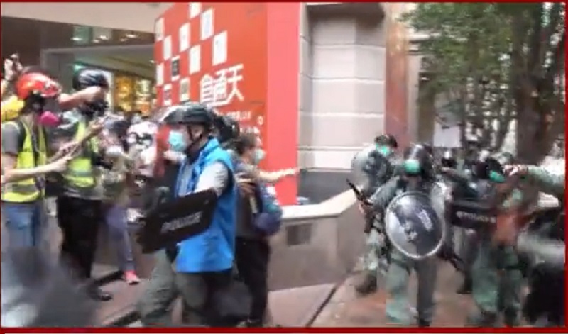 速龍小隊發射胡椒球彈。有綫截圖