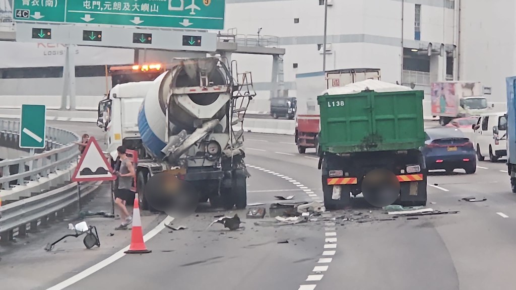 貨車車頭撞田螺車車尾，碎片散落一地。網上圖片