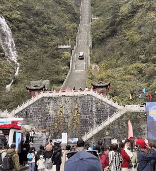 奇瑞汽車在張家界天門山國家森林公園「試車」導致意外。千里眼 奇瑞汽車在張家界天門山國家森林公園「試車」導致意外。千里眼