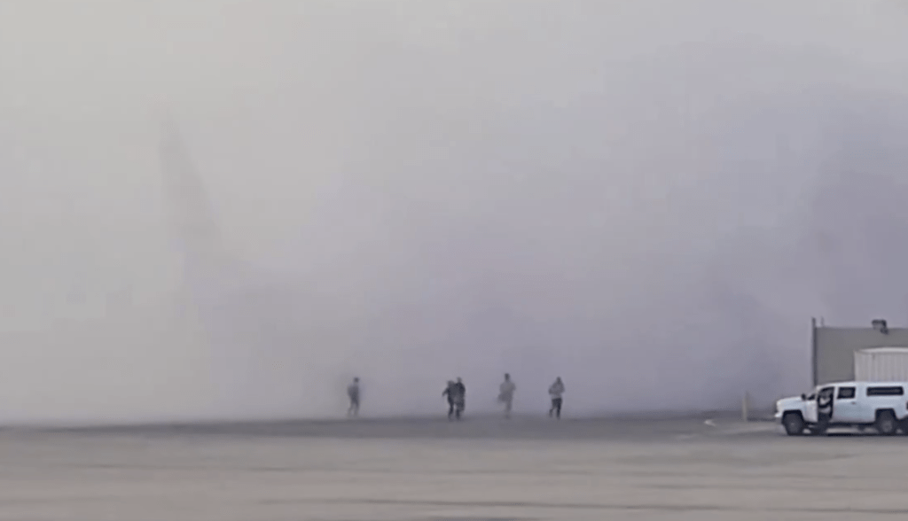 从网上影片可见，航机起火时冒出滚滚黑烟，有乘客从黑烟中逃生跑出。影片截图 X@ArtCandee