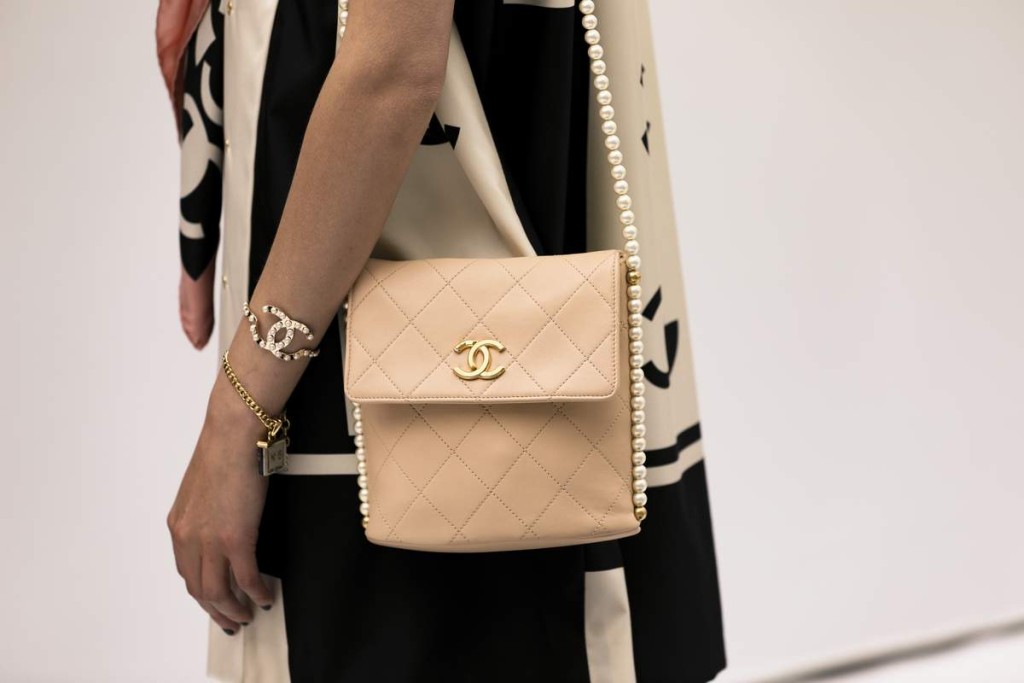 设计简约的长方形袋身，衬以恍珍珠肩带，清雅贵气/售价待定/Chanel。
