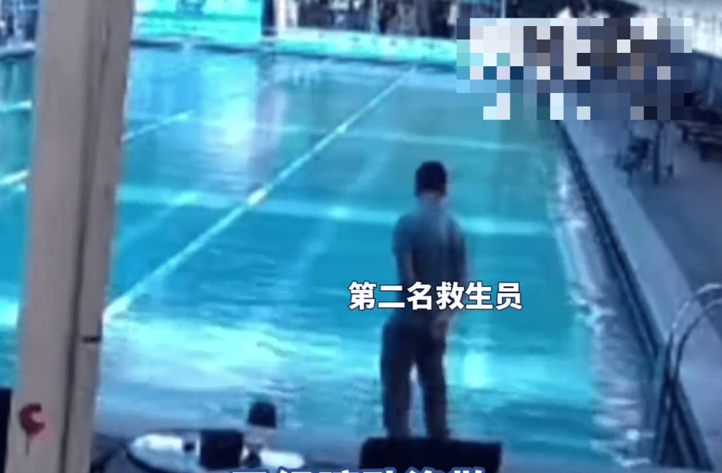 第二名救生員也沒有施救。