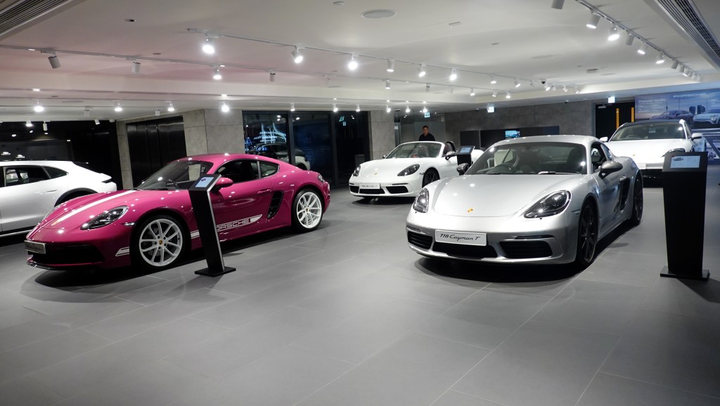 保時捷Porsche全新旗艦店2樓展示區陳列新車及保時捷認可易手車型號