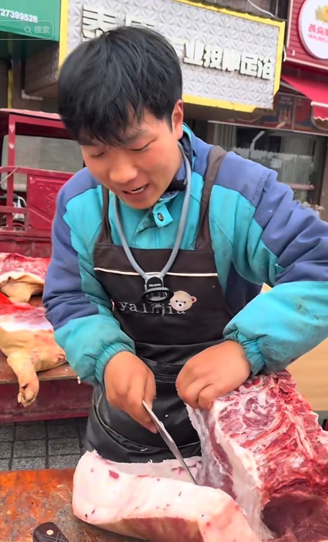 孫攀指為養6名弟妹每天累得懷疑人生，希望父親不要再生育。抖音