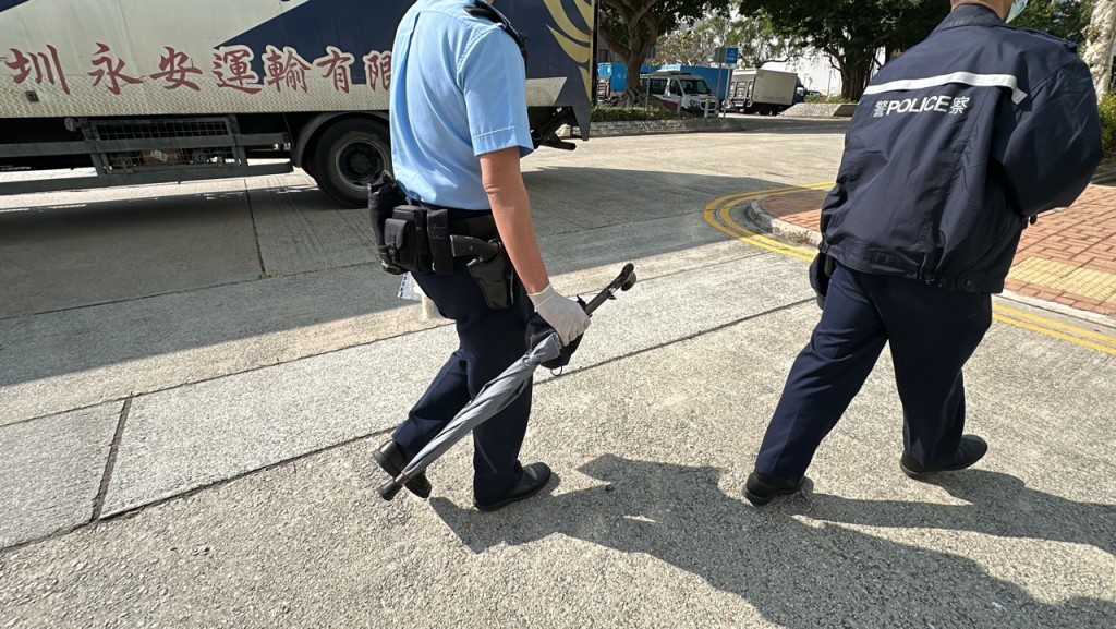警员检走死者的雨伞。