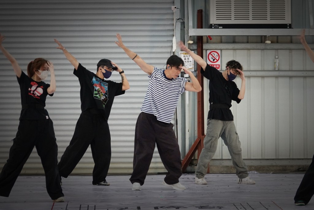意租用一比一模擬場地,許志安與dancers進行密集式排練。 意租用一比一模擬場地,許志安與dancers進行密集式排練。