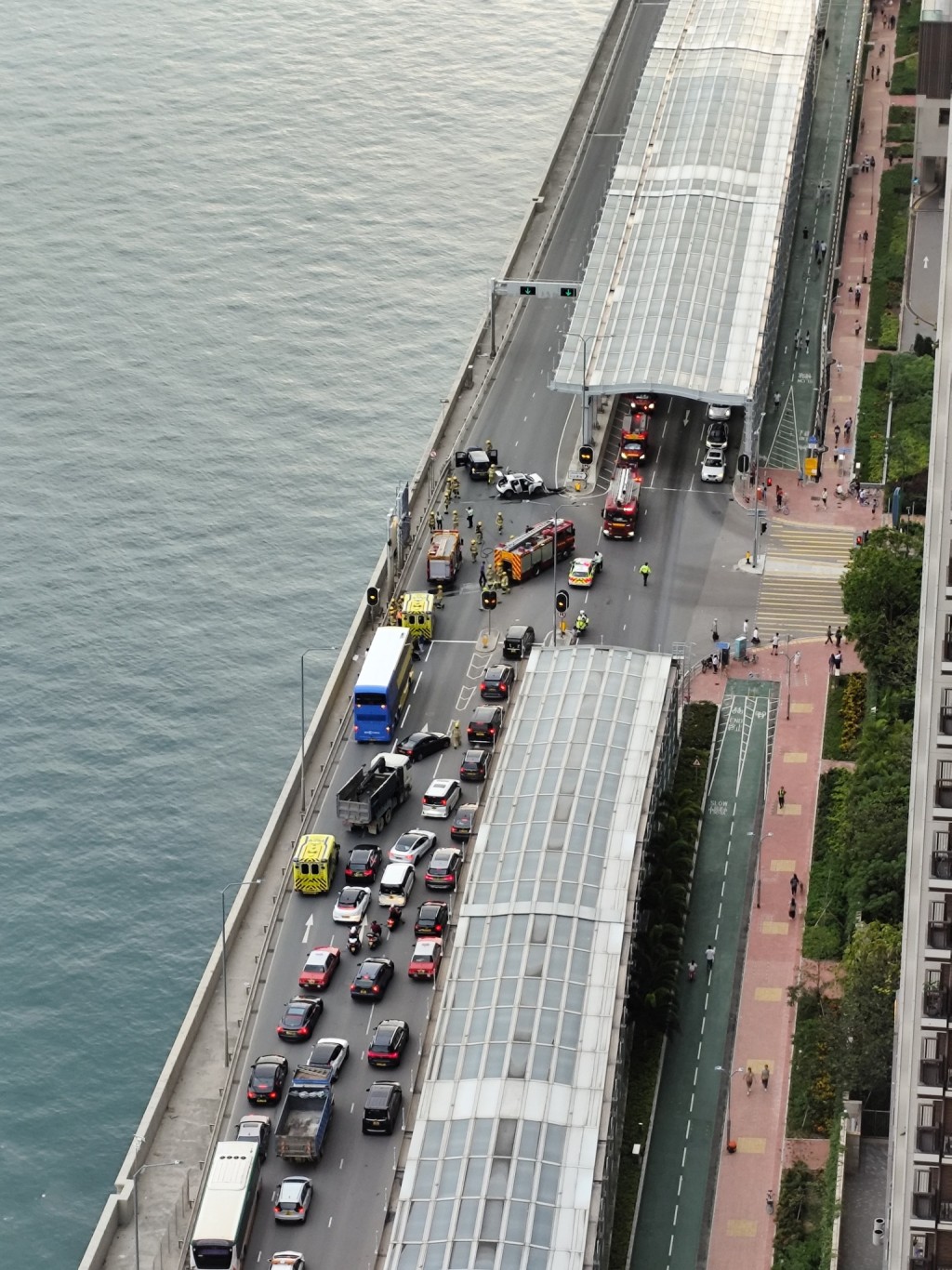 兩架私家車於日出康城LP6對開的環澳路發生相撞。網上圖片 兩架私家車於日出康城LP6對開的環澳路發生相撞。網上圖片