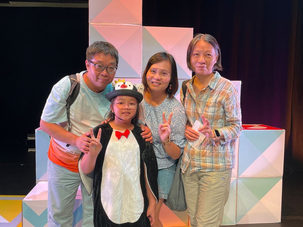 鄭凱彤家人現身支持她的演出。(由受訪者提供) 鄭凱彤家人現身支持她的演出。(由受訪者提供)