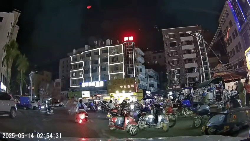 另一网友发布影片，火流星出现前夜空还是漆黑一片。