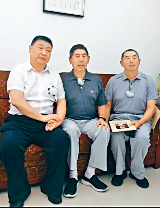 習遠平、孔丹及其弟孔棟(由左至右)出席追悼王軍的活動。