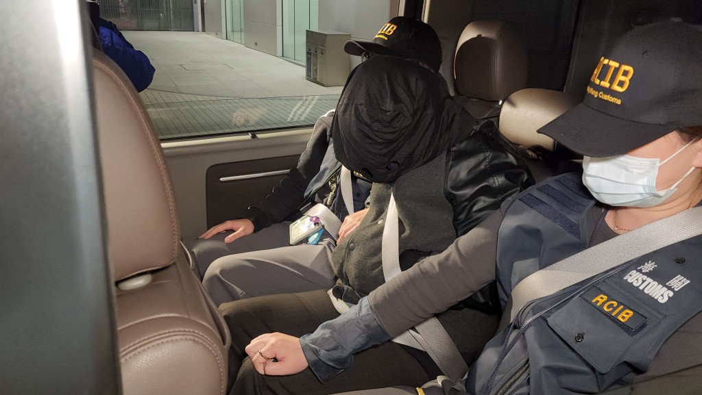 海關拘捕一名65歲無業女子。黎志偉攝