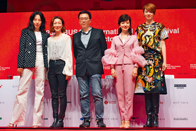 ■導演關錦鵬（中）率領（左起）白百何、鄭秀文、趙雅芝和梁詠琪在釜山出席新片《八個女人一台戲》記者會。