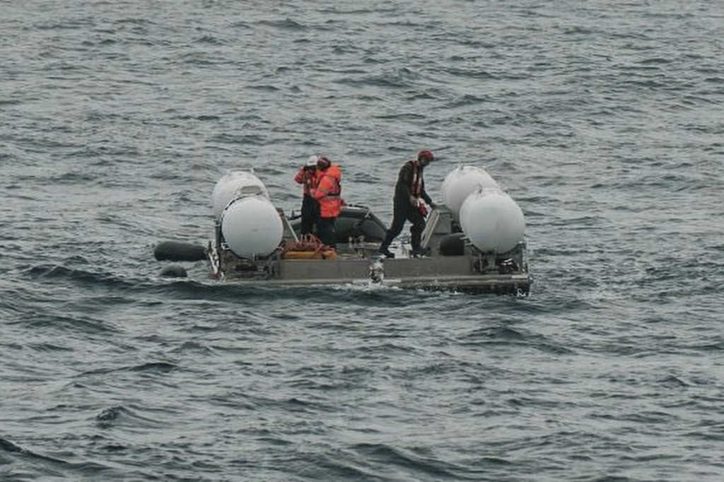 搜救人员加紧对失踪的「泰坦」潜水舱进行抢救。