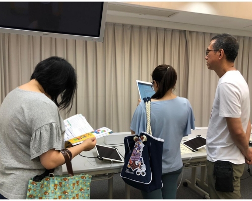 不少學生及家長在諮詢處查閱資料及報名。