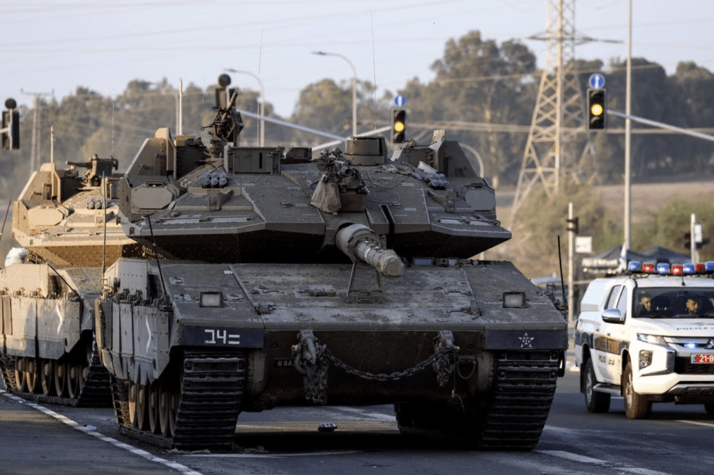 2023 年 10 月 20 日，以色列南部以色列與加沙走廊邊境附近的道路上看到以色列坦克。路透社