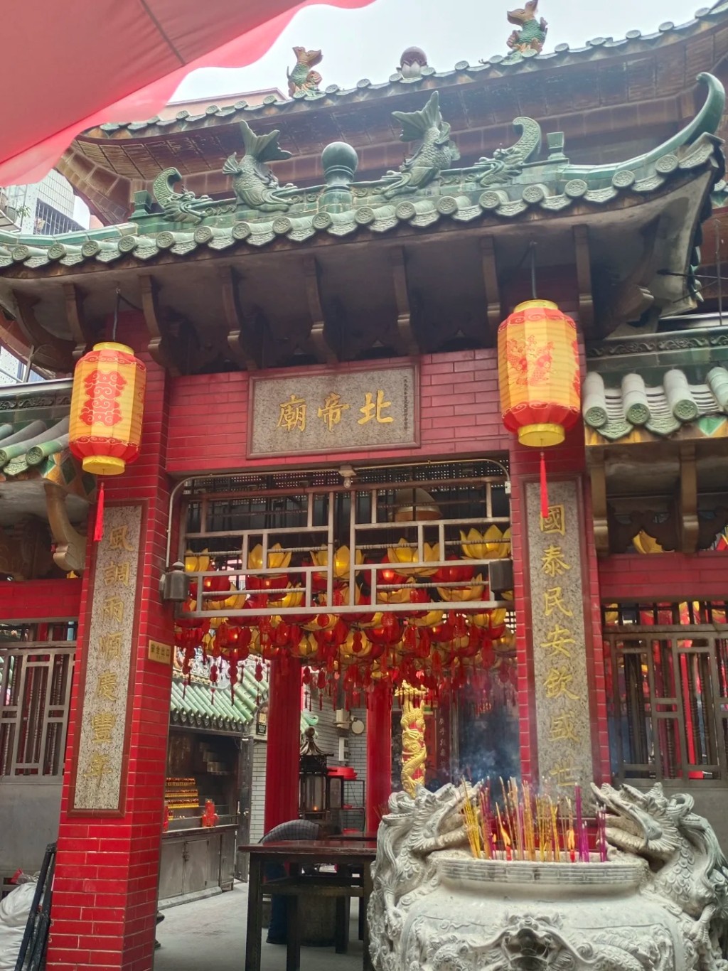 深圳西乡北帝古庙在网上爆红，吸引大量年轻善信。小红书＠倒头就睡