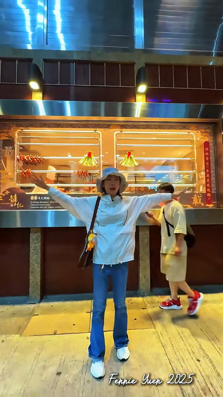 袁潔瑩頭戴淺藍色漁夫帽,身穿白色運動外套和牛仔褲出鏡,她在某中環知名食府店外進行拍攝。 袁潔瑩頭戴淺藍色漁夫帽,身穿白色運動外套和牛仔褲出鏡,她在某中環知名食府店外進行拍攝。