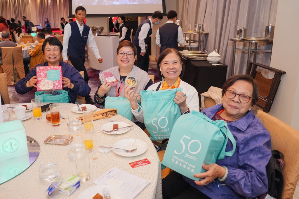 參與團年宴的長者獲贈新春福袋，非常開心。