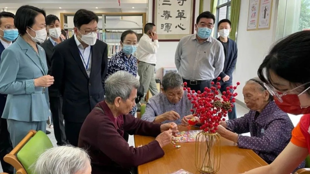 勞工及福利局局長孫玉菡去年探訪廣州的養老院。中聯辦