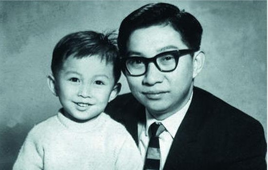 陳銅民（右）是泰國華僑，曾於文化及演藝界工作。
