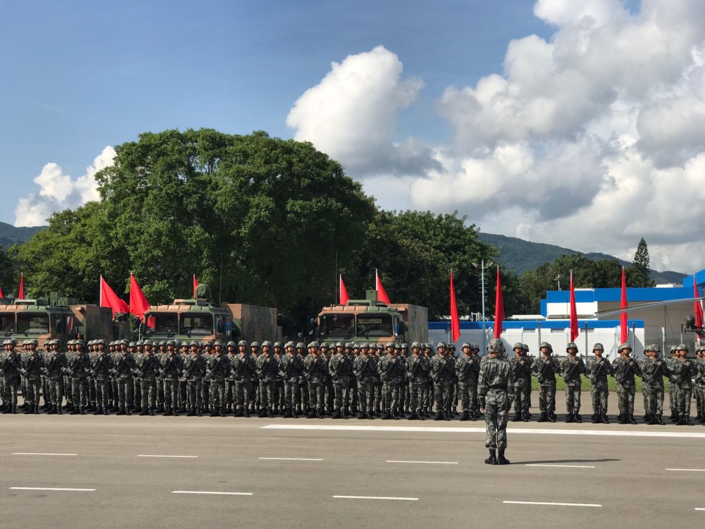 部队在场准备。