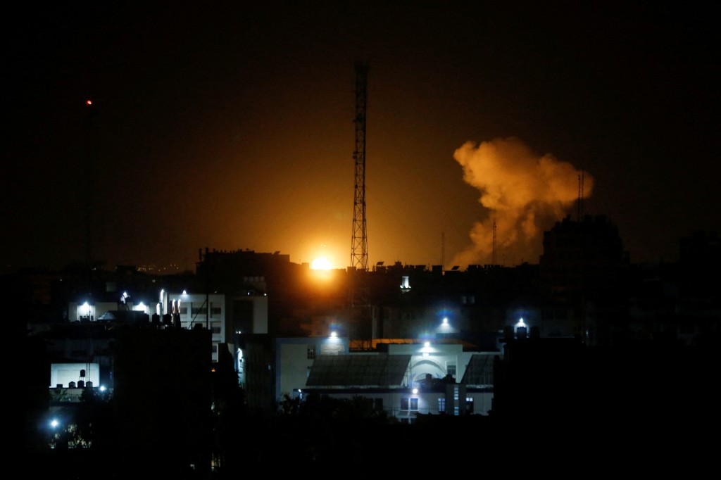 以色列空襲加沙城期間煙霧和火焰升起。路透