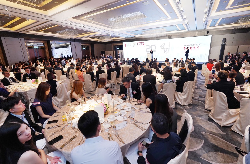 《東周刊》二十周年慶祝午宴暨「香港經典品牌」頒獎典禮，邀請政商、影視界等出席，場面十分熱鬧。