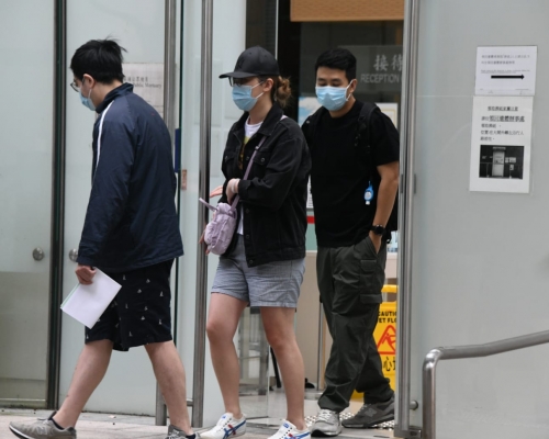 兩名男女親友認屍後離開。梁國峰攝
