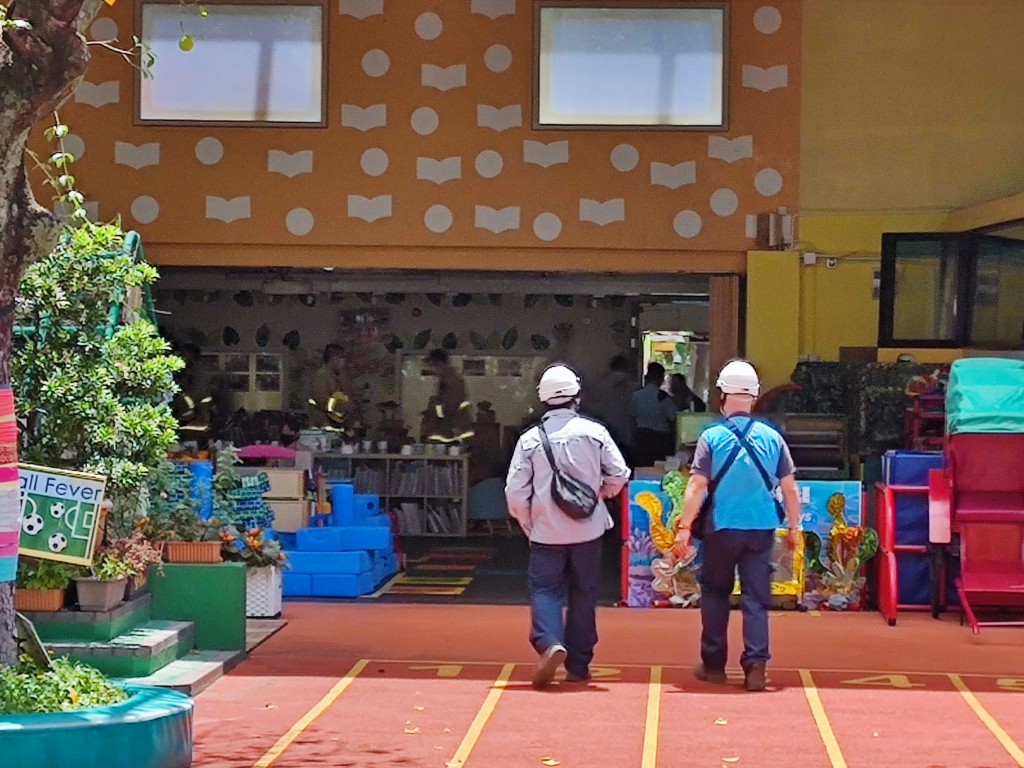 消防及中電人員到場了解。梁國峰攝