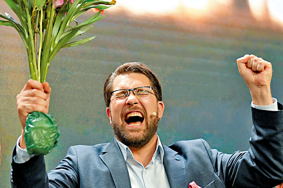 极右瑞典民主党党魁奥克松周一观看点票结果时，神情紧张。