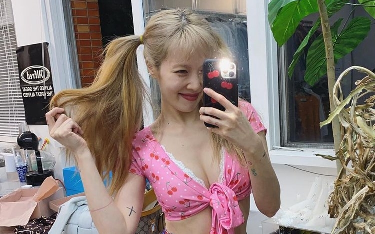 泫雅為夏日帶嚟Fit爆Body。