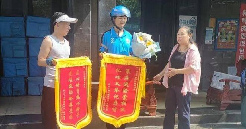 陳秀華送外送員自家設計錦旗,答謝救命之恩。
