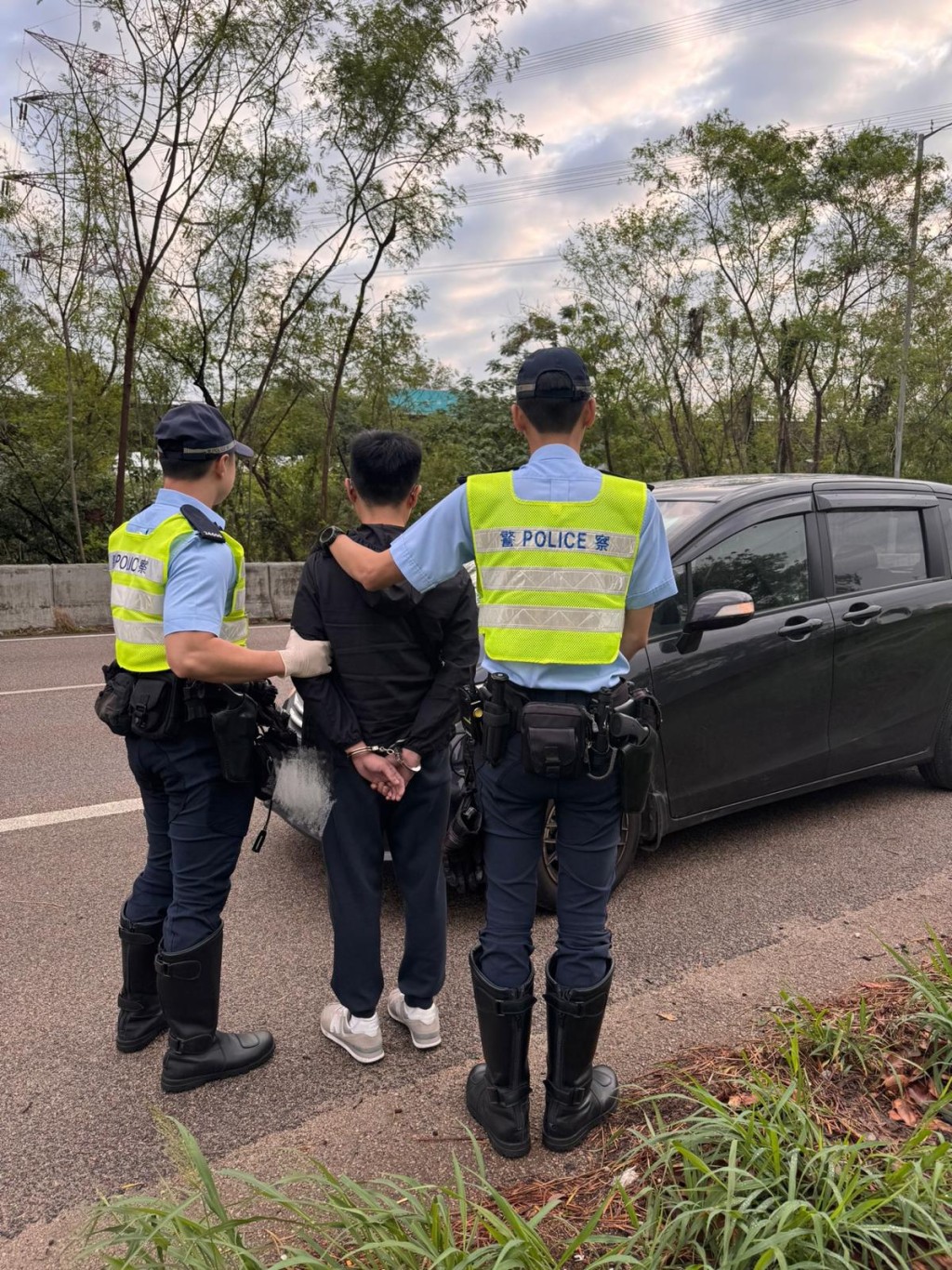 警方在行動中拘捕兩名男子。警方圖片