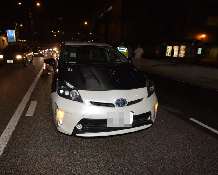 私家車車身被擦花。