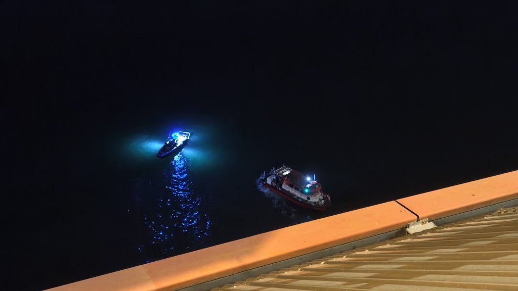 有水警輪消防輪在橋下戒備。 有水警輪消防輪在橋下戒備。