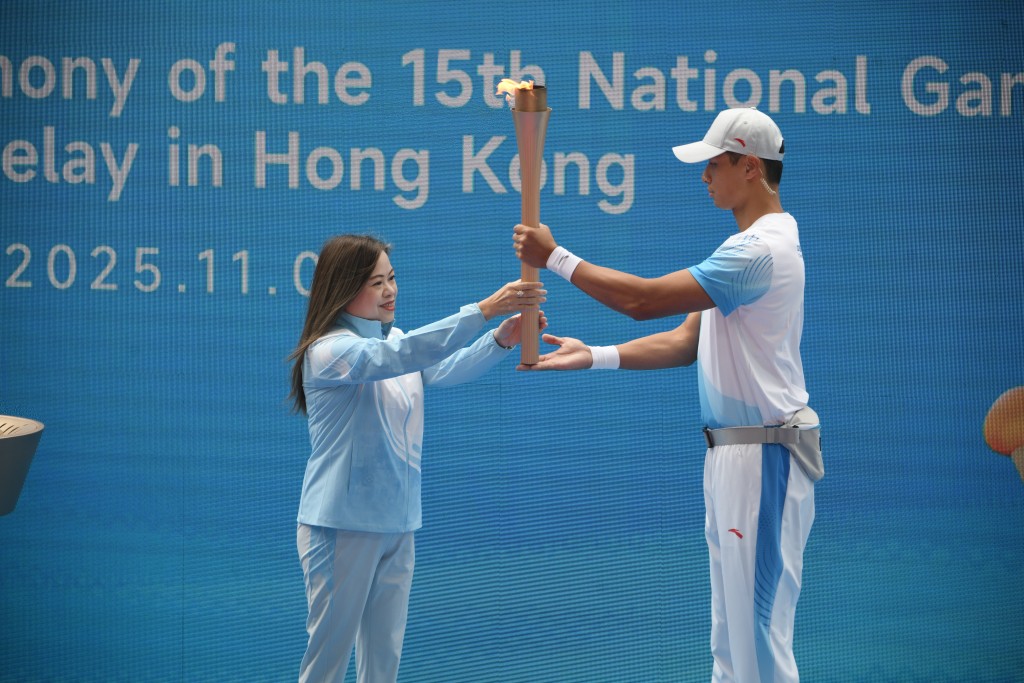 文體旅局長羅淑佩點燃火種盆。陳浩元攝 文體旅局長羅淑佩點燃火種盆。陳浩元攝