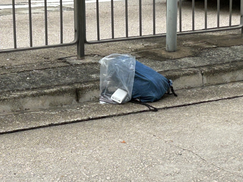 現場遺下一個背囊,懷疑屬於鐵騎士所有。曾志恒攝 現場遺下一個背囊,懷疑屬於鐵騎士所有。曾志恒攝