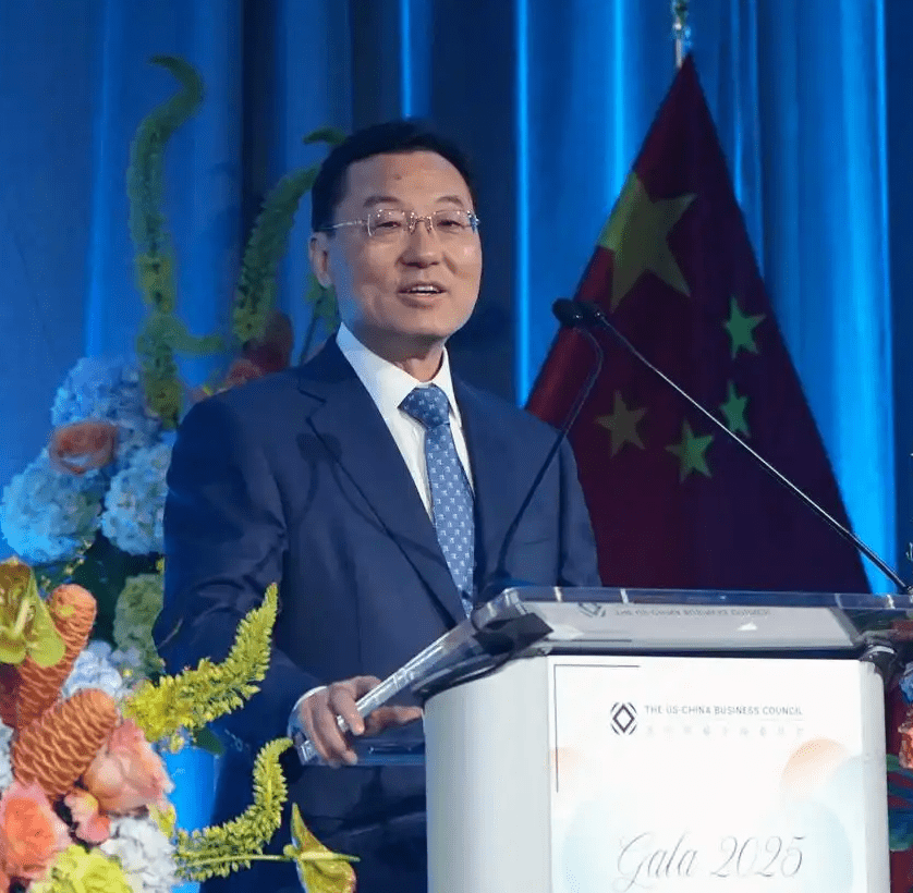謝鋒說,中國的發展是世界的機遇,相信中國就是相信明天,投資中國就是投資未來。 謝鋒說,中國的發展是世界的機遇,相信中國就是相信明天,投資中國就是投資未來。