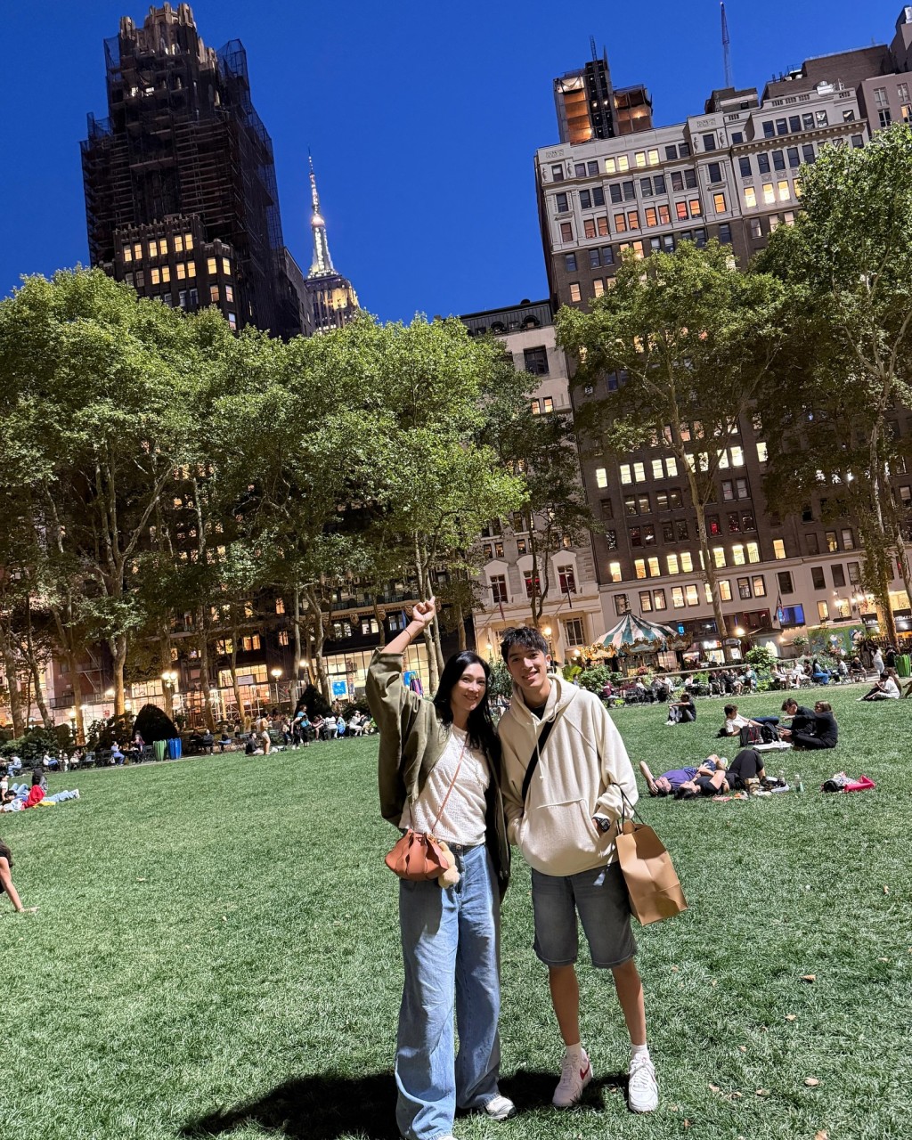 當李立仁貼出近照時，姚焯菲也秒速點讚。