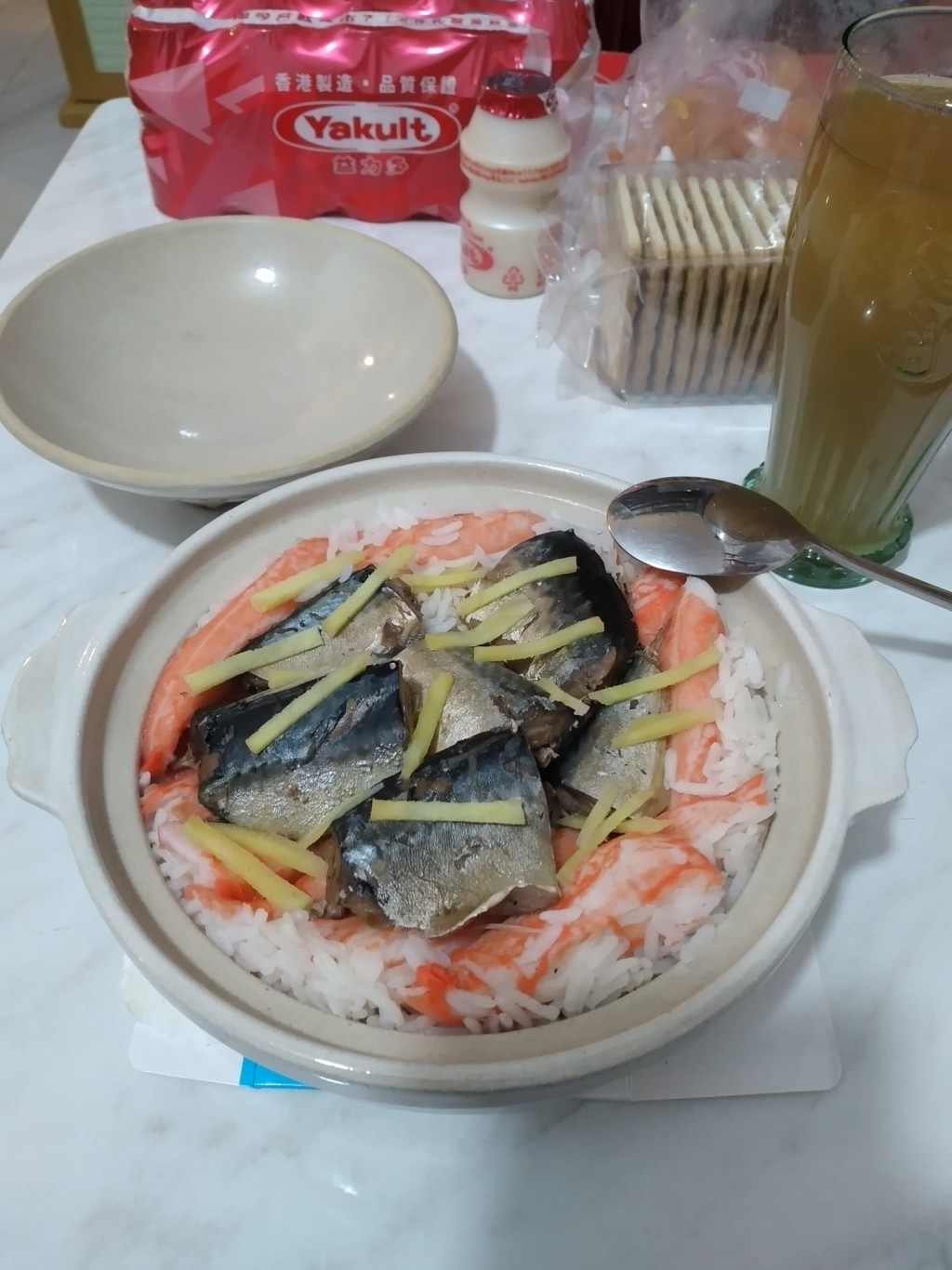松葉蟹味蟹柳 鯖魚 黃薑 煲仔飯（圖片來源：Facebook@香港茶餐廳及美食關注組）