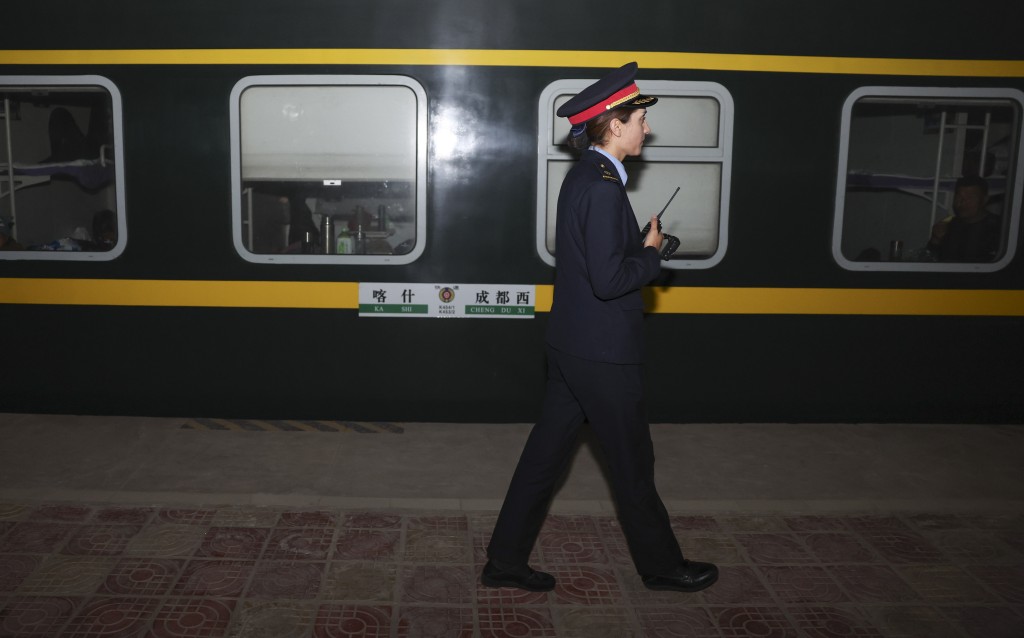 4月22日凌晨3點30分左右，由成都西開往喀什的列車抵達新疆焉耆站，艾爾開牙·多力開在站台上巡視。 新華社