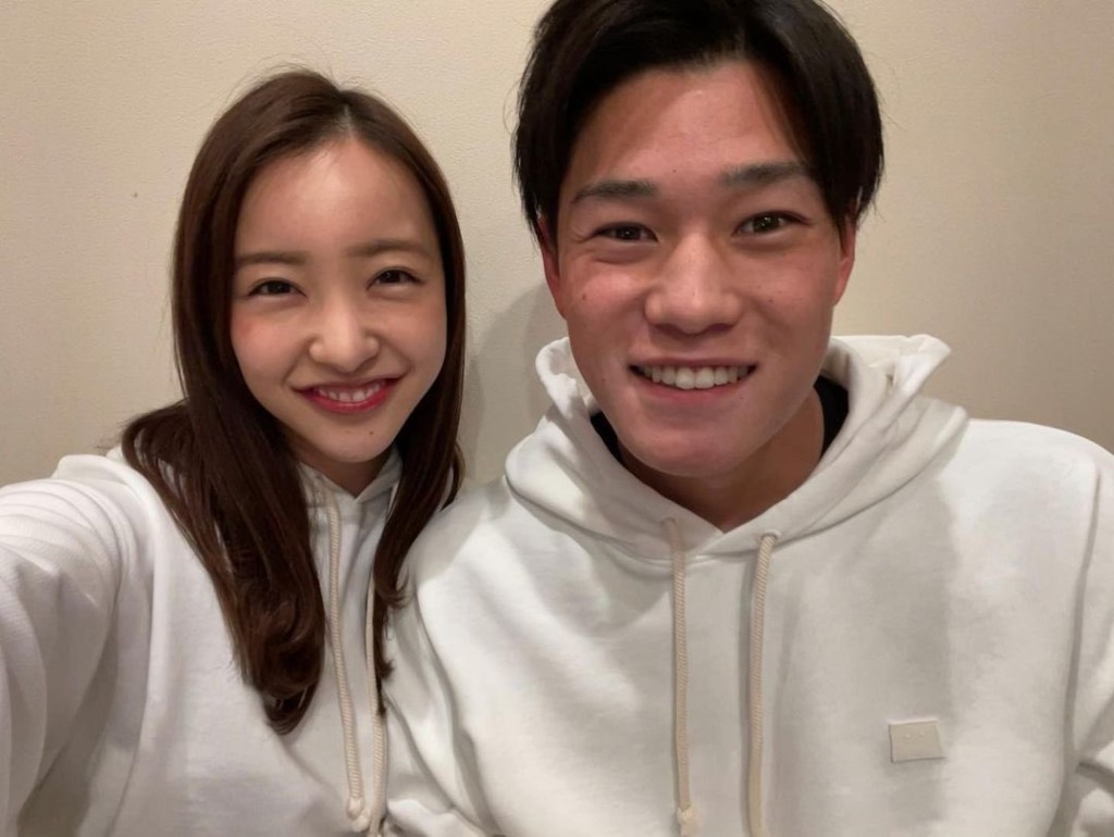 上月初,友美在IG Show戒指宣布結婚,對象為年輕6歲的日本棒球選手高橋奎二。