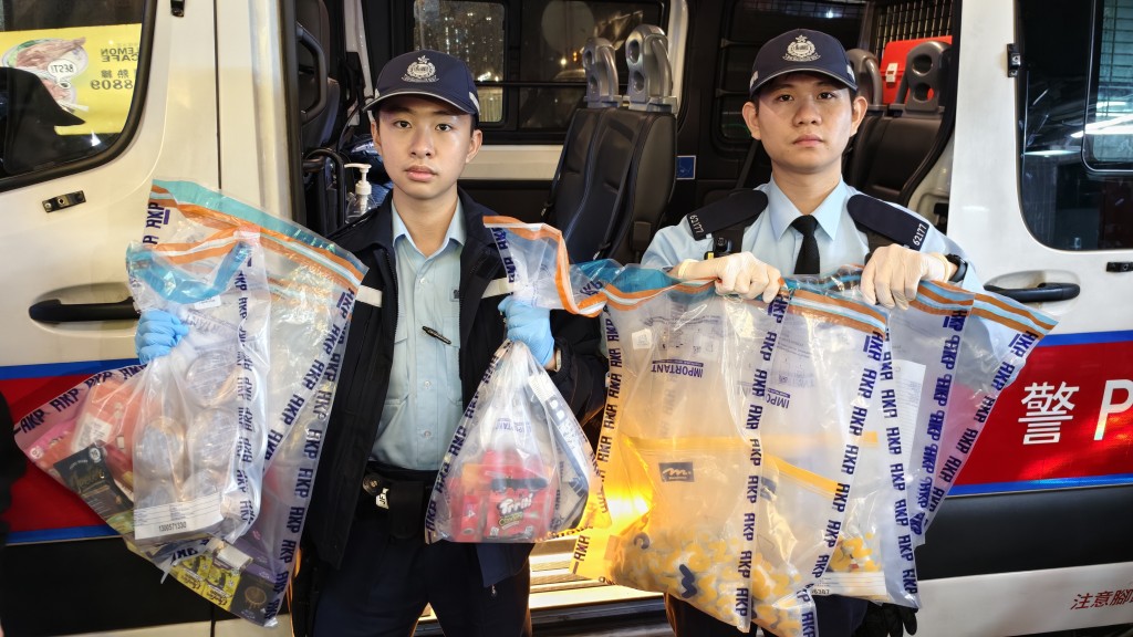 據悉警方在車內起出100多袋不同種類毒品，包括大麻及依托咪酯。