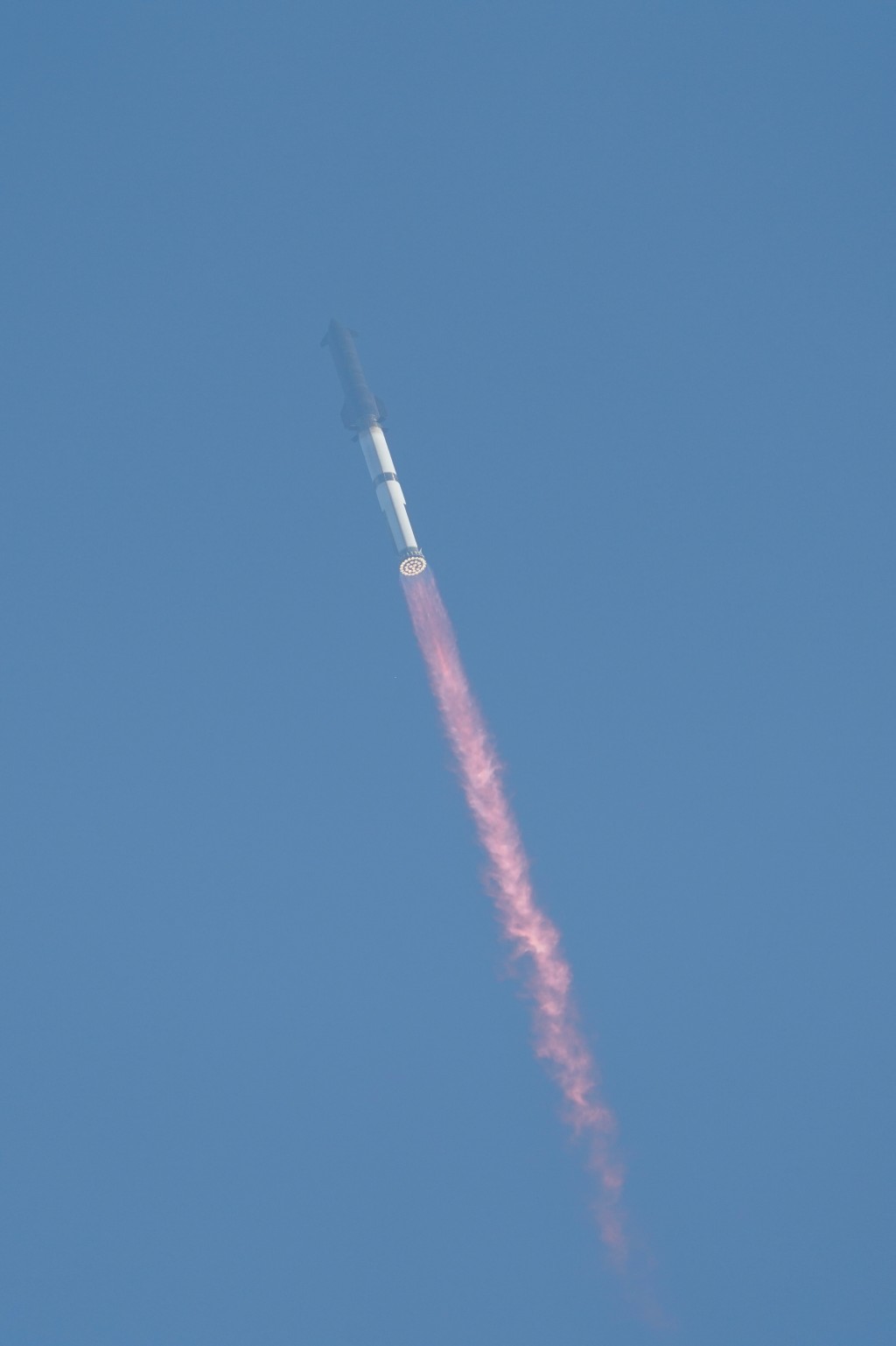  星艦火箭從SpaceX位於美國德州的發射中心升空。 路透社