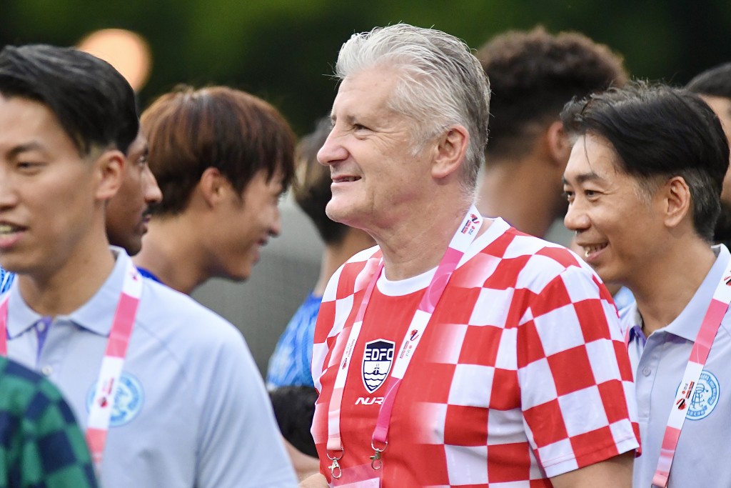 克罗地亚名宿苏加（Davor Šuker）早前获委任为东区名誉会长。东区今日迎来联赛首战，苏加除现身青衣运动场观战外，赛前更亲自走到草地与球员握手。杨骏尧摄