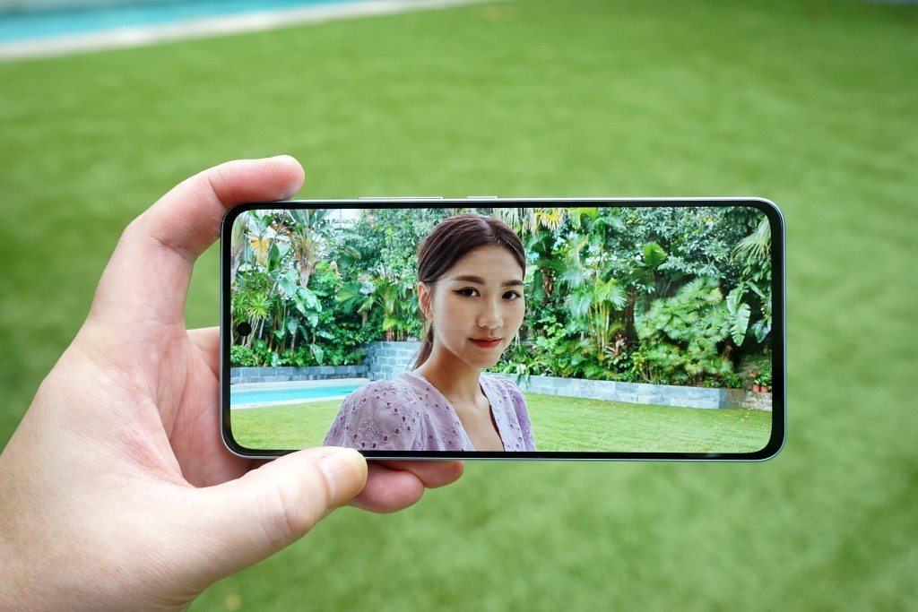 6.55吋熒幕在日光下亦有清晰明亮顯示，另支援120Hz更新率。