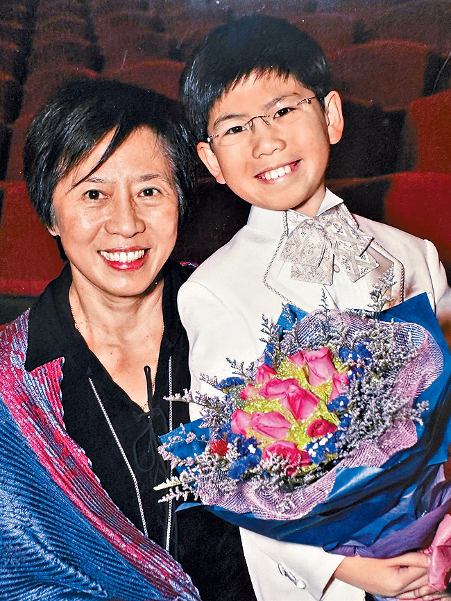 沈靖韜6歲時獲演藝破格錄取,師承著名鋼琴家黃懿倫。