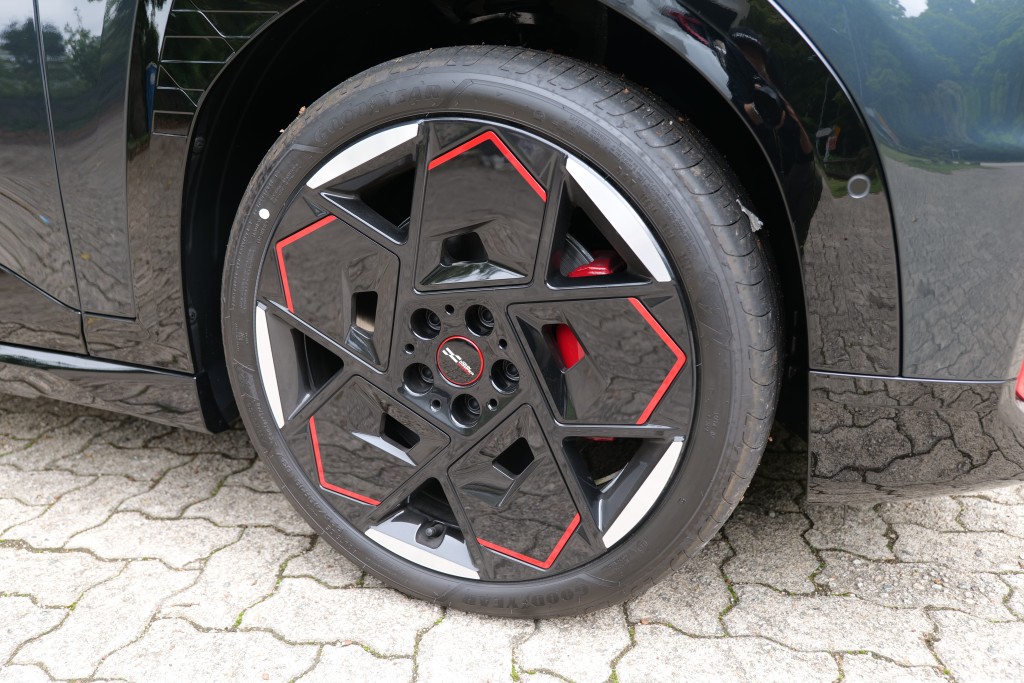 MINI JCW Aceman E (J05)性能版19吋輪圈改用JCW Strive Spoke 2-tone款式。