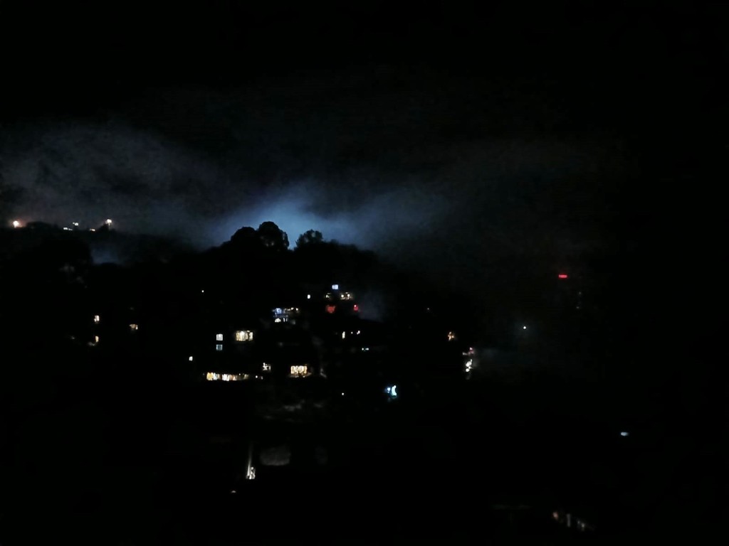 凌晨1时半的芙蓉镇仍有星星点点灯光。