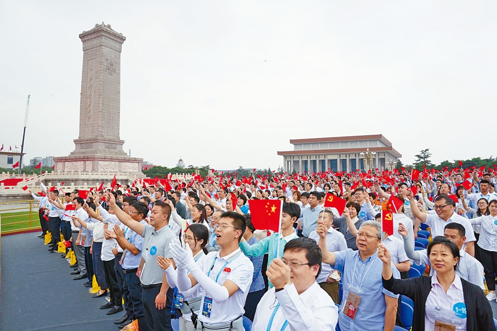 ■七万人齐集天安门广场庆祝党庆，其间掌声雷动。